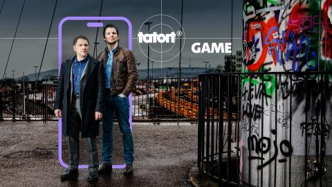 Vor einem Foto der beiden Tatort-Ermittler ist ein Chatverlauf über den Fund einer Leiche zu sehen