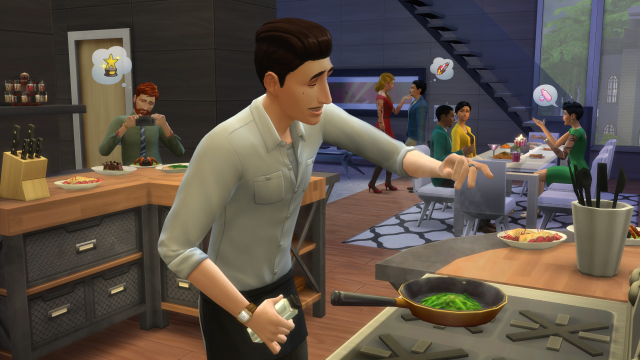 Kochender Sim Eine Spielfigur aus "Die Sims 4" steht am Herd und bereitet ein Gericht zu, während im Hintergrund andere Figuren an einem Tisch und im Raum verteilt zu sehen sind.