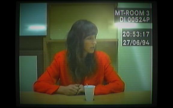 Screenshot, der die verhörte Frau Hannah Smith zeigt.