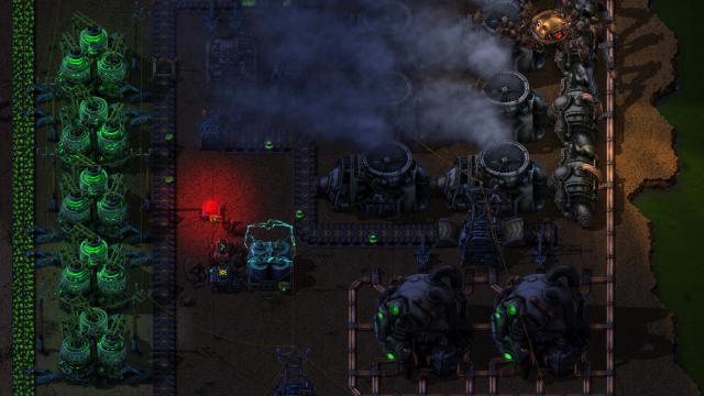 Die Maschinen in der Produktionskette befördern Rohstoffe auf Förderbändern durch die Anlage.