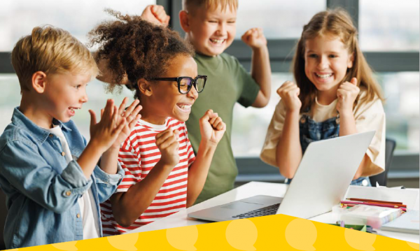 Mehrere Schüler*innen arbeiten gemeinsam an einem Spiele-Projekt und stehen um einen Laptop herum. 