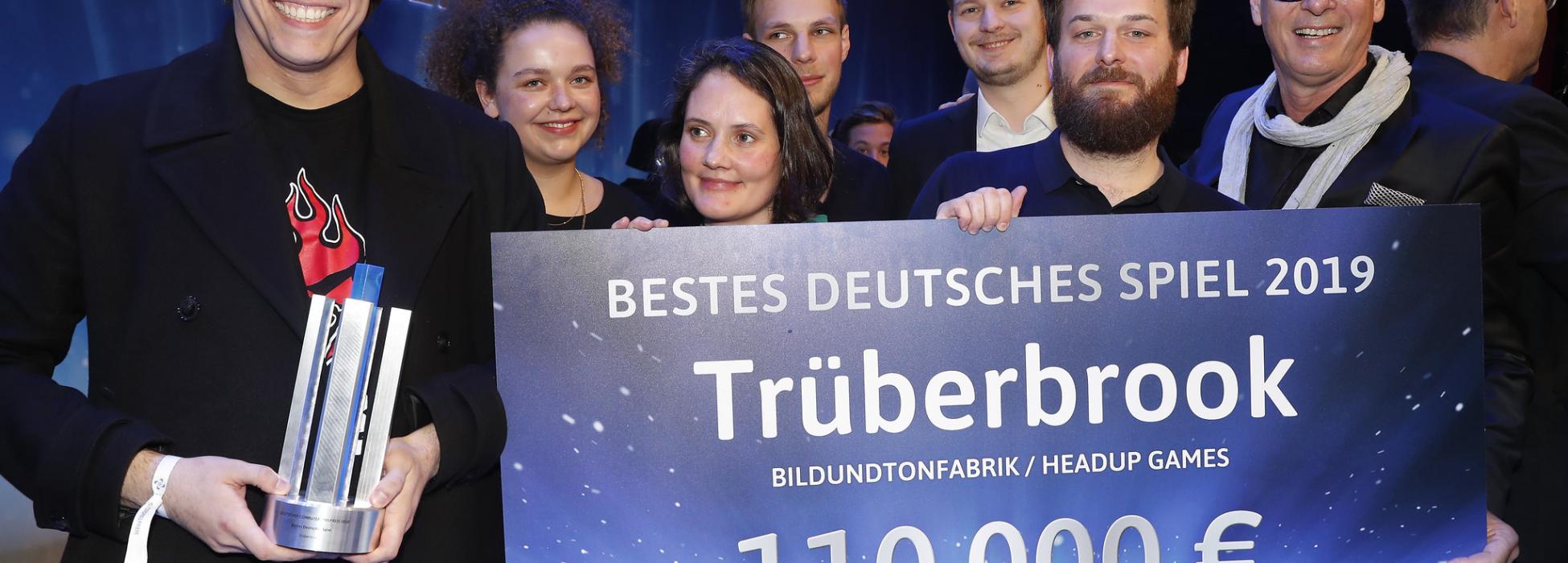 Foto: Franziska Krug/Getty Images für Quinke Networks Bild der Preisgewinner*innen der Kategorie "Bestes Spiel" für Trüberbrook
