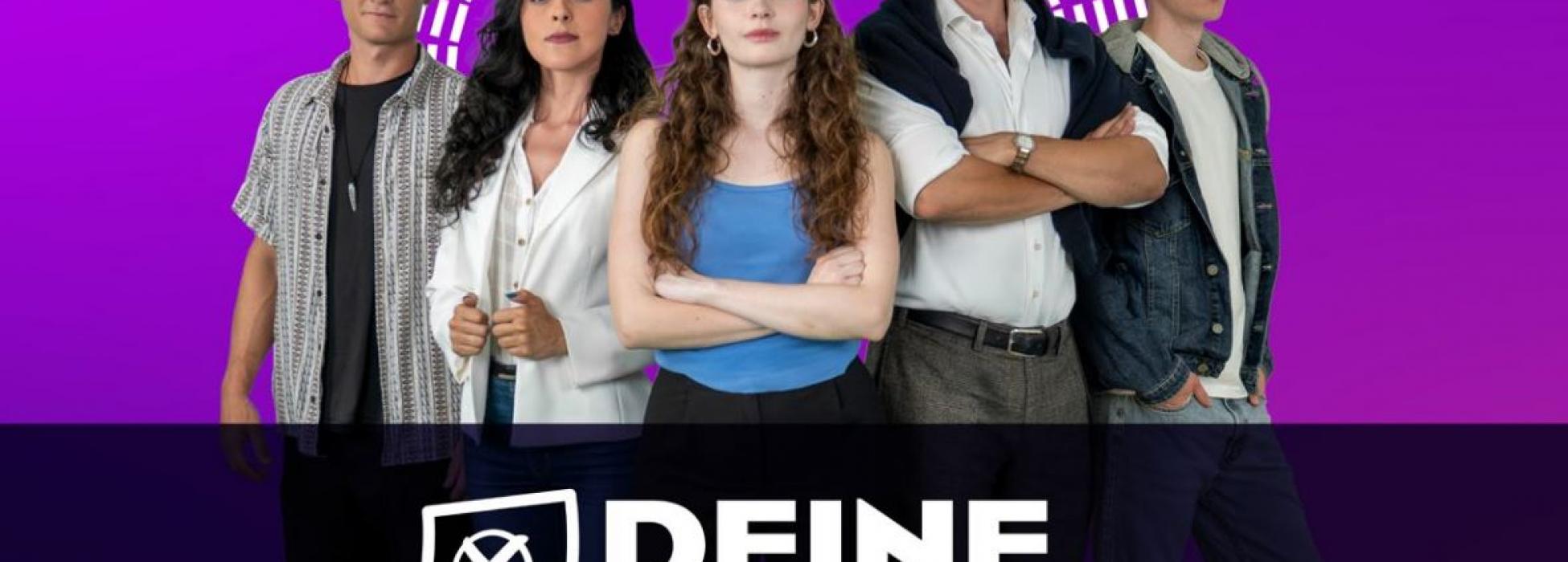 5 Personen stehen vor einem lilafarbenen Hintergrund und blicken herausfordernd in die Kamera, darunter befindet sich der Schriftzug 'Deine Stimme'